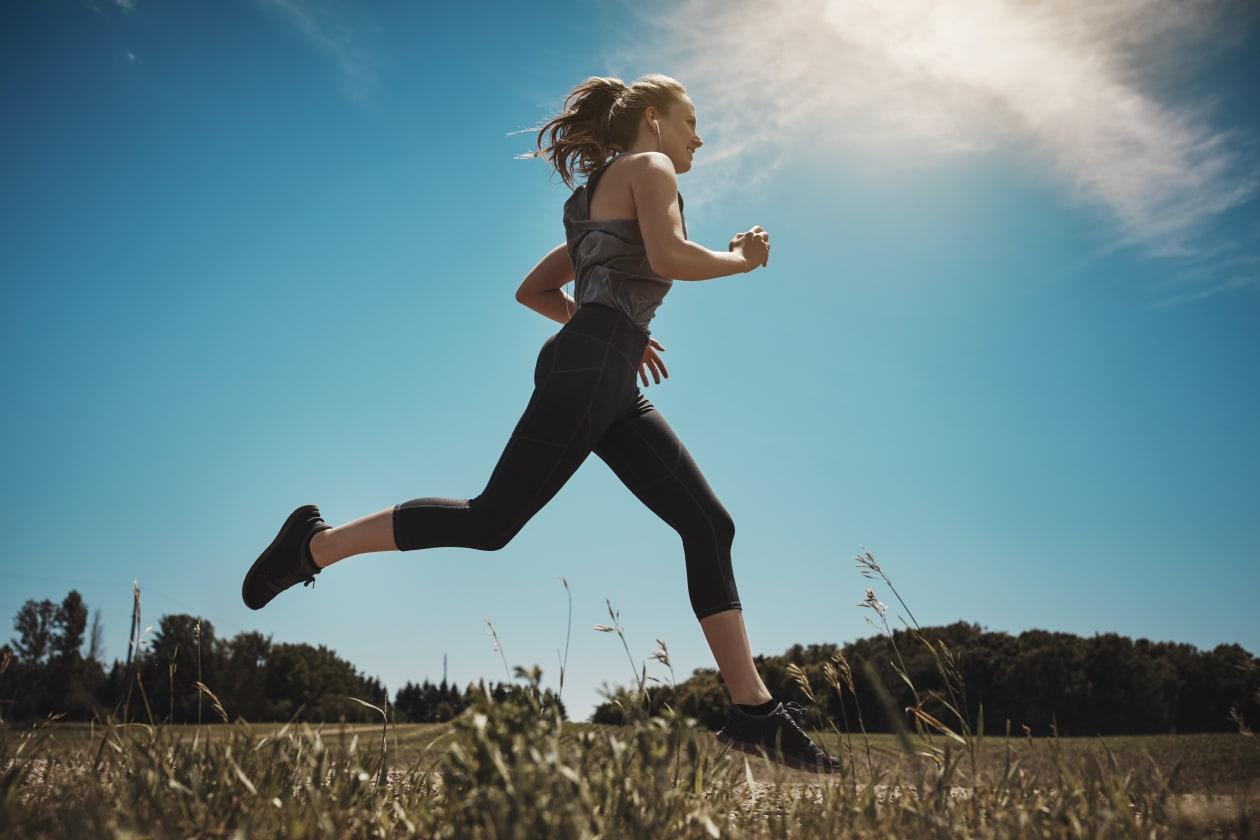 Persona che corre all'aperto durante l'attività fisica