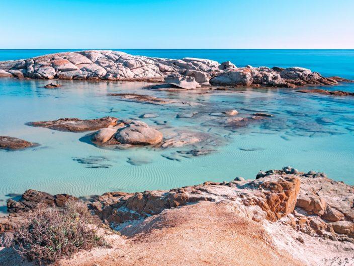 Panorama dell'oceano con onde blu che spiegano perché il mare è salato.