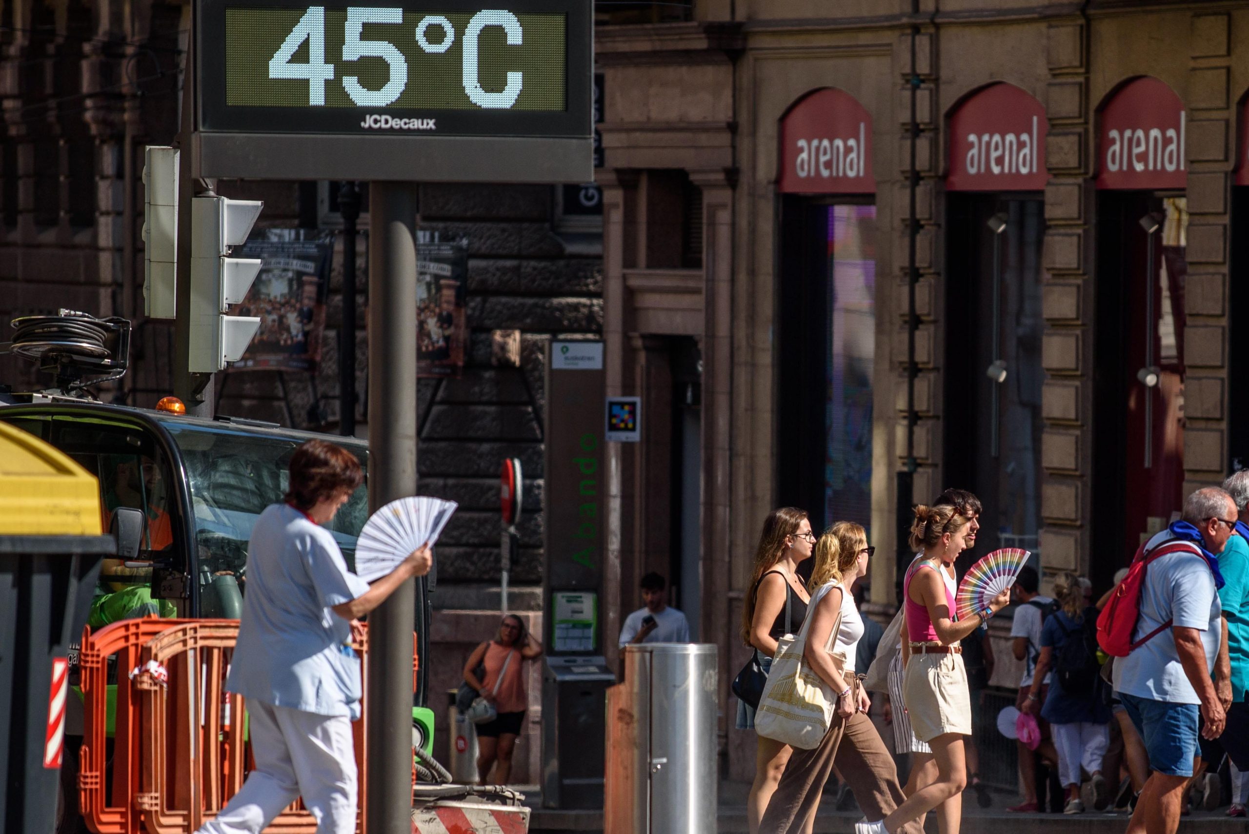 Ondata di calore con temperature elevate in una città durante l'estate