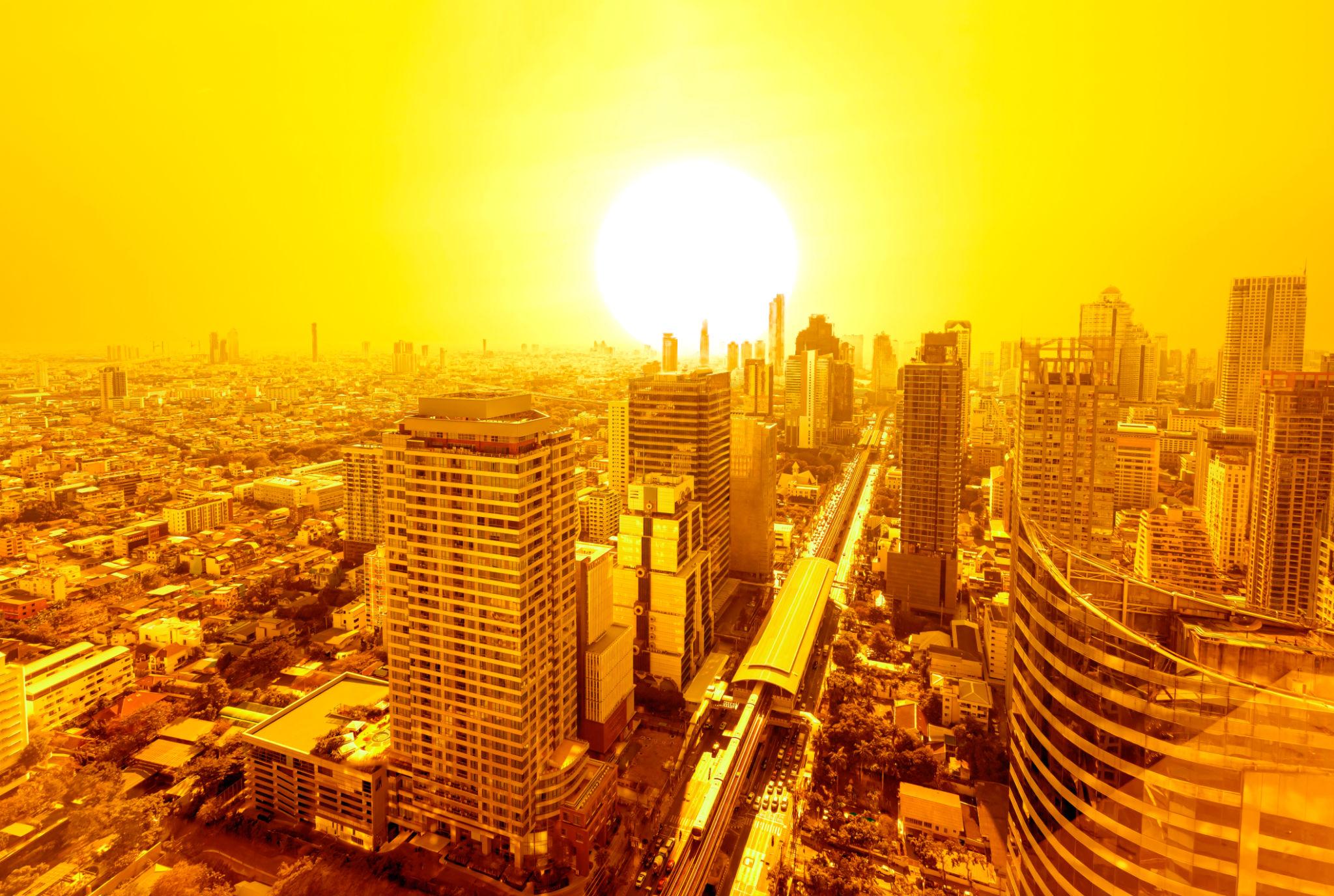 ondate di calore caldo estremo cambiamento climatico Ondata di calore con città sotto il sole intenso e terreno arido a causa del cambiamento climatico