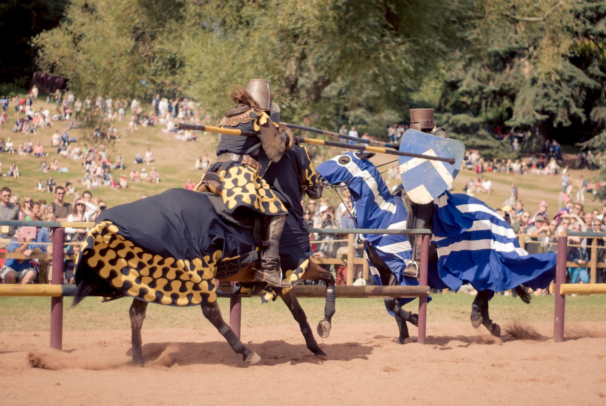 Cavalieri medievali durante un torneo e una giostra a cavallo