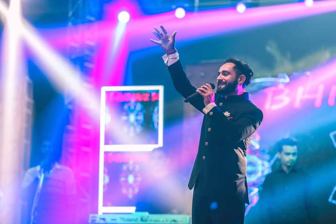Come nasce la fama: persona sul palco davanti a una folla