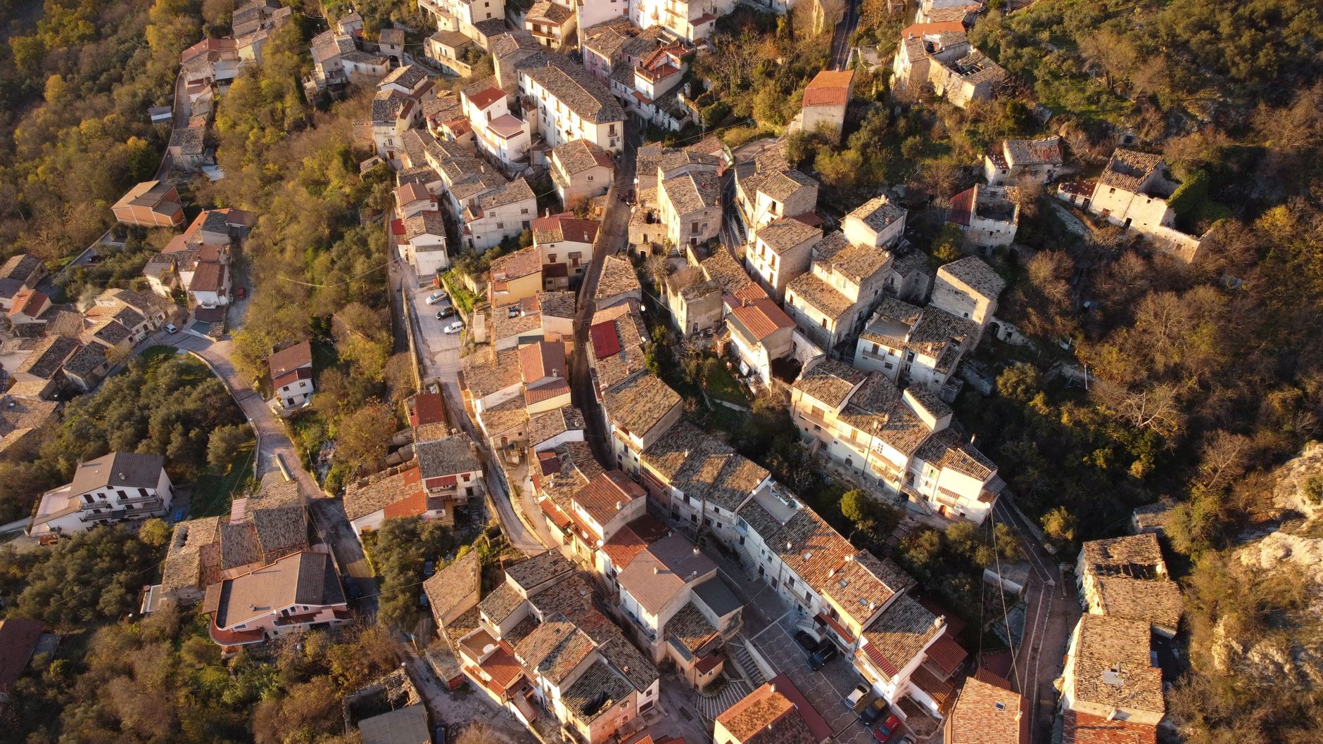 Perché alcuni villaggi sono sopravvissuti mentre altri sono completamente scomparsi? Perché alcuni villaggi sono sopravvissuti mentre altri sono completamente scomparsi?