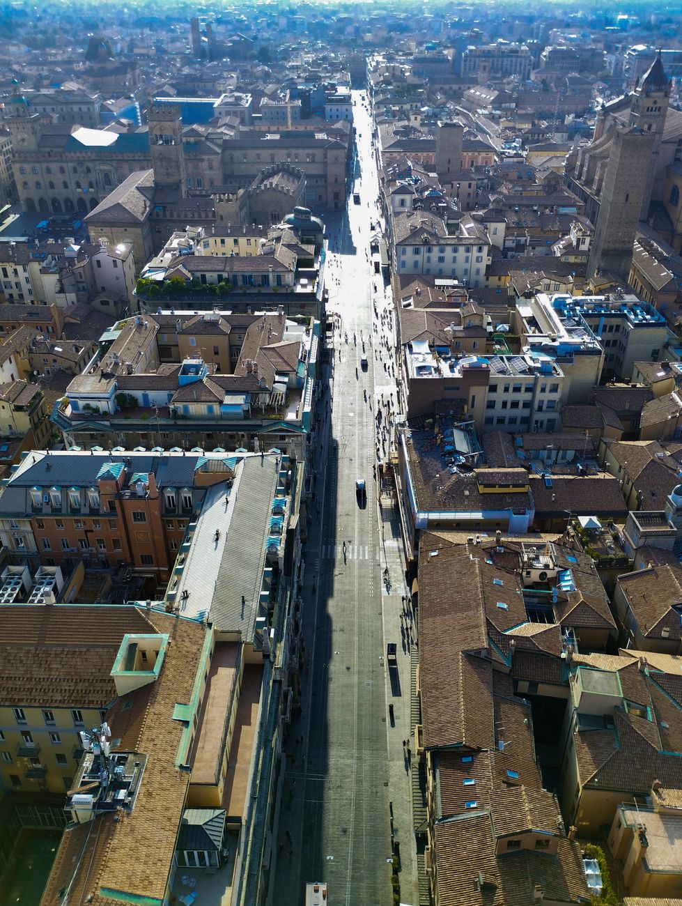 Perché certe città hanno una strada principale molto più larga delle altre?