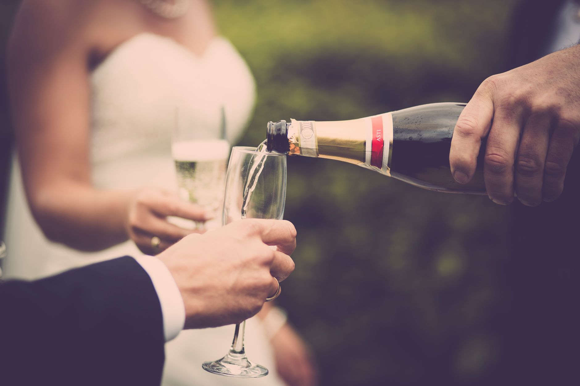 pexels-photo-636006 newly weds drinking champagne